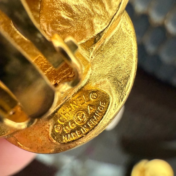 LOT 2089 24K gold plated CHANEL vintage vine grape clip on earrings - Picture 5 of 6